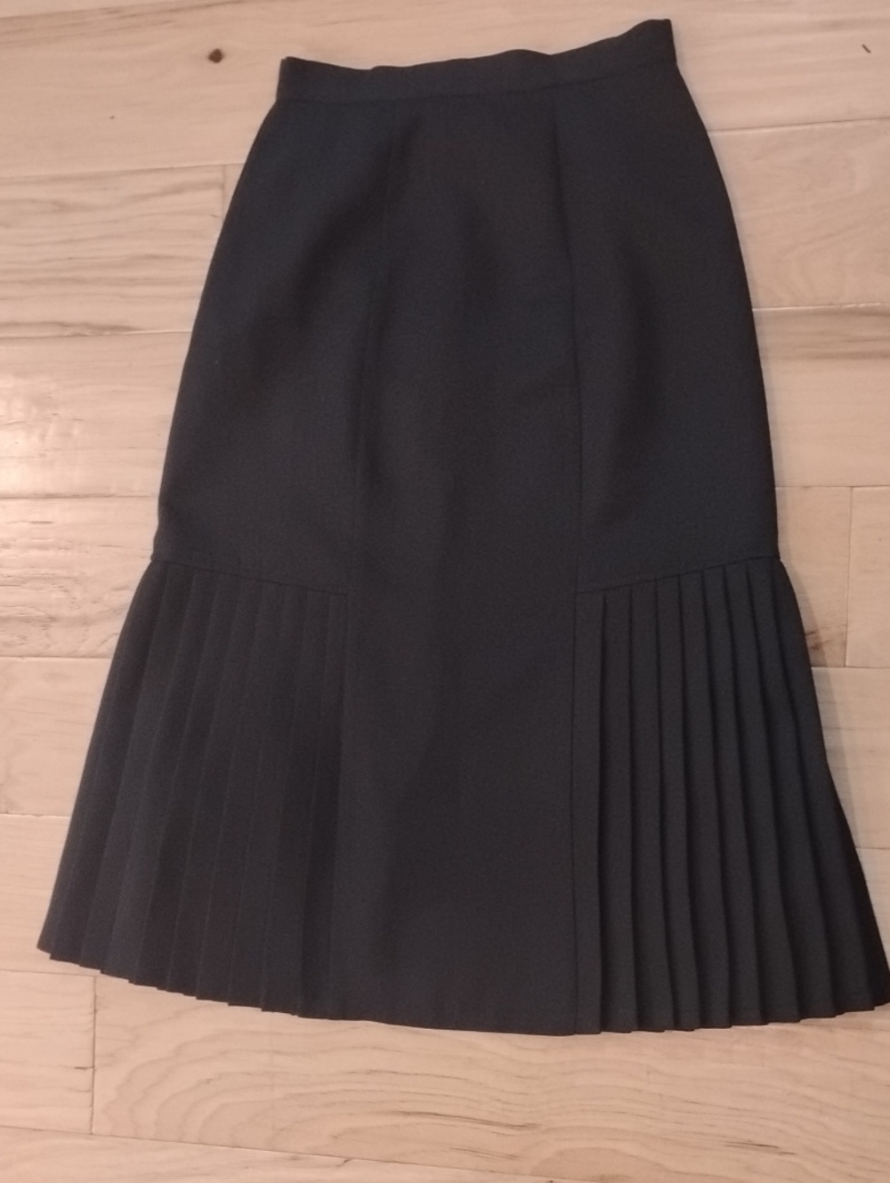 Vintage Tailored Black Pencil Skirt with Pleated Hem